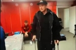 心系球队！比利时取胜即出线，34岁德布劳内拄双拐现身球队更衣室